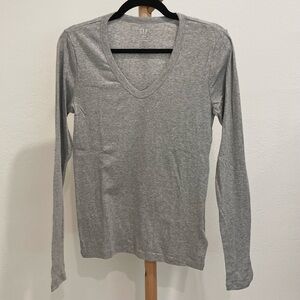 GAP Women's Gray Favorite V Neck Long Sleeve Tee
